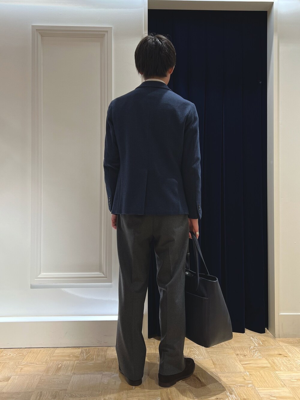 ブルー系のテーラードジャケット、ブルー系のネクタイ、ブルー系のトートバッグを着用したメンズの冬コーディネートの5枚目の写真