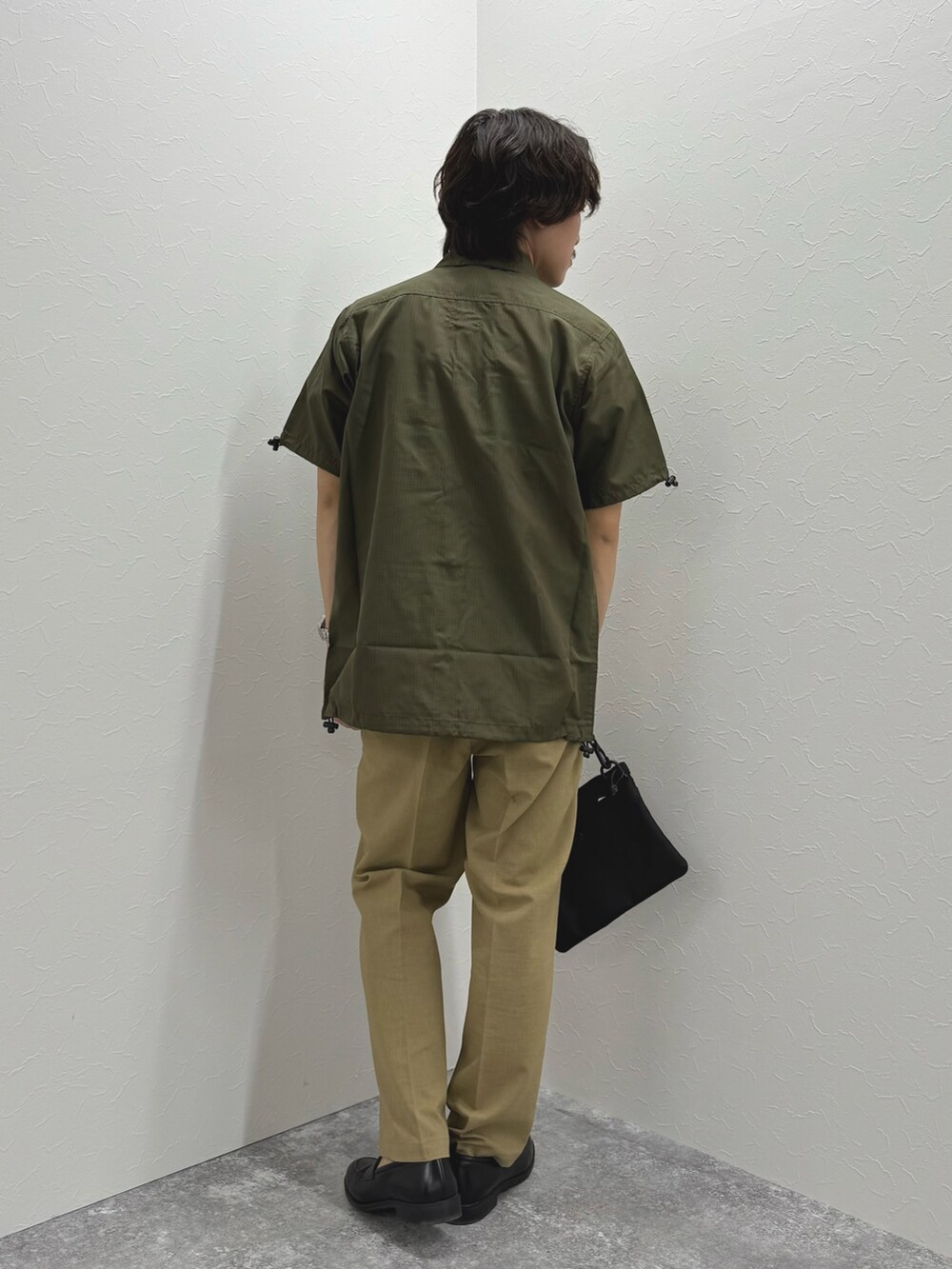 グリーン系のシャツ/ブラウス、ホワイト系のTシャツ/カットソー、ベージュ系のその他パンツを着用したメンズの春コーディネートの7枚目の写真