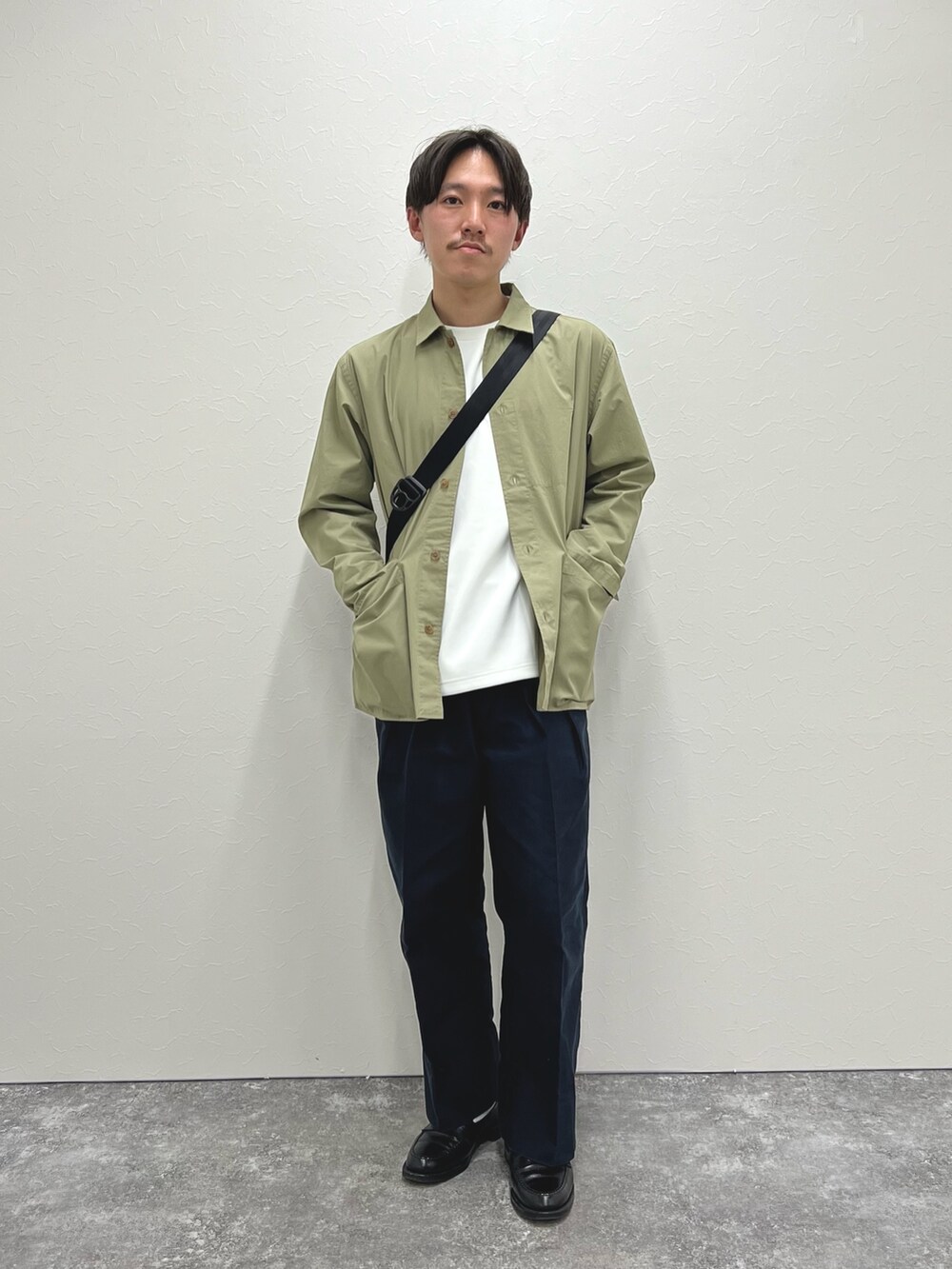 「レイヤードスタイル、淡色コーデ、春色、休日スタイル、きれいめカジュアル、春コーデ、ショルダーバッグ、カジュアルコーデ、大人コーデ、シャツスタイル、カバーオール、春、シンプルコーデ、革靴」｜「NOLLEY'S goodmanのピーチブロード カバーオールシャツ（シャツ/ブラウス、グリーン系）」を使った、nishiokaさん（メンズ・169cm）の冬コーディネートの2枚目の写真