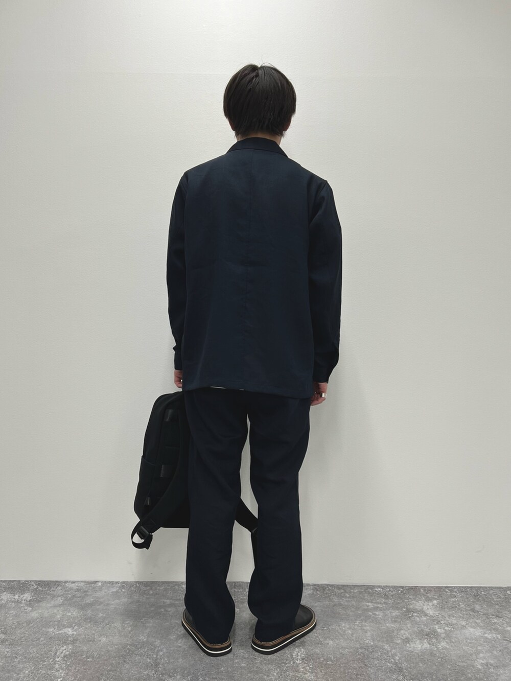 ブルー系のシャツ/ブラウス、ホワイト系のTシャツ/カットソー、ブルー系のその他パンツを着用したメンズの春コーディネートの4枚目の写真
