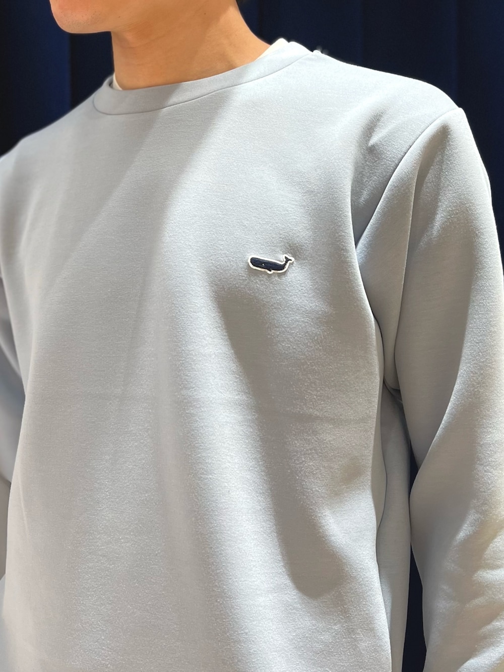 ブルー系のスウェット、ブラック系のショルダーバッグ、ブラック系のシューズを着用したメンズの春コーディネートの5枚目の写真