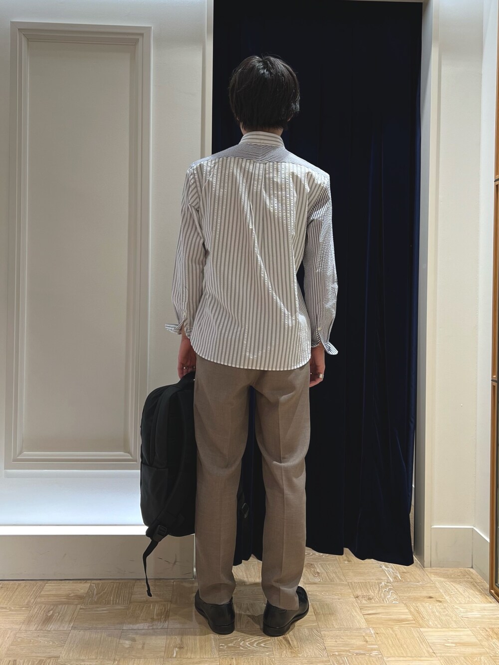 ホワイト系のシャツ/ブラウス、ベージュ系のその他パンツ、ブラック系のバックパック/リュックを着用したメンズの冬コーディネートの4枚目の写真