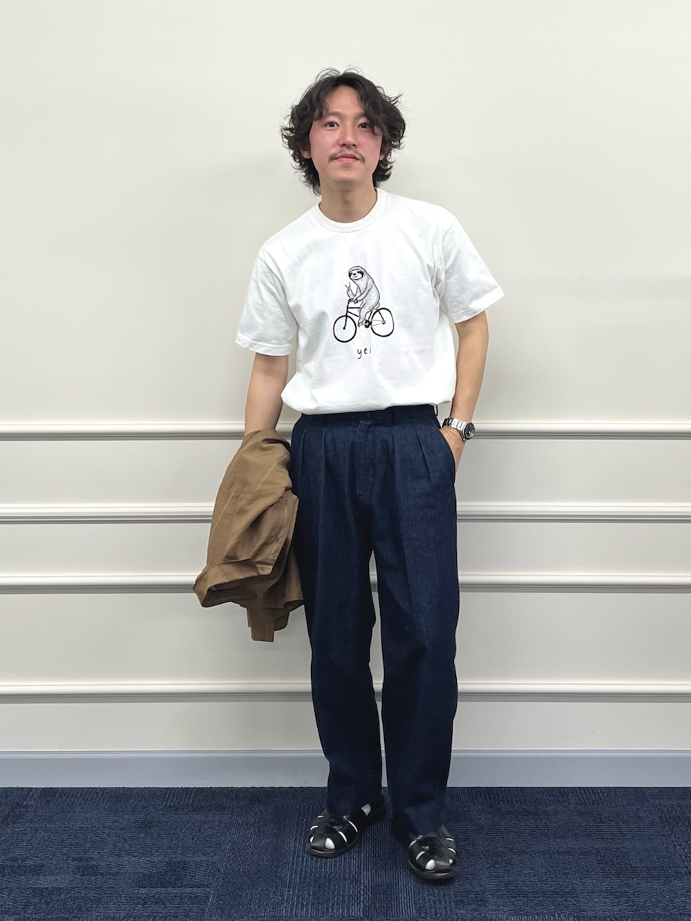 ホワイト系のTシャツ/カットソー、ベージュ系のシャツ/ブラウス、ブルー系のデニムパンツを着用したメンズの春コーディネートの2枚目の写真