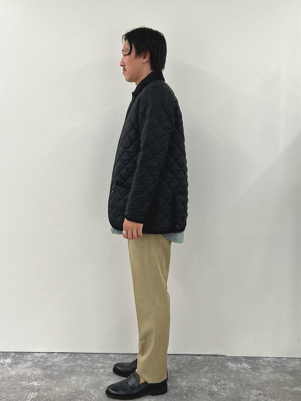 グリーン系のシャツ/ブラウス、ブラック系のブルゾン、グレー系のTシャツ/カットソーを着用したメンズの秋コーディネートの4枚目の写真