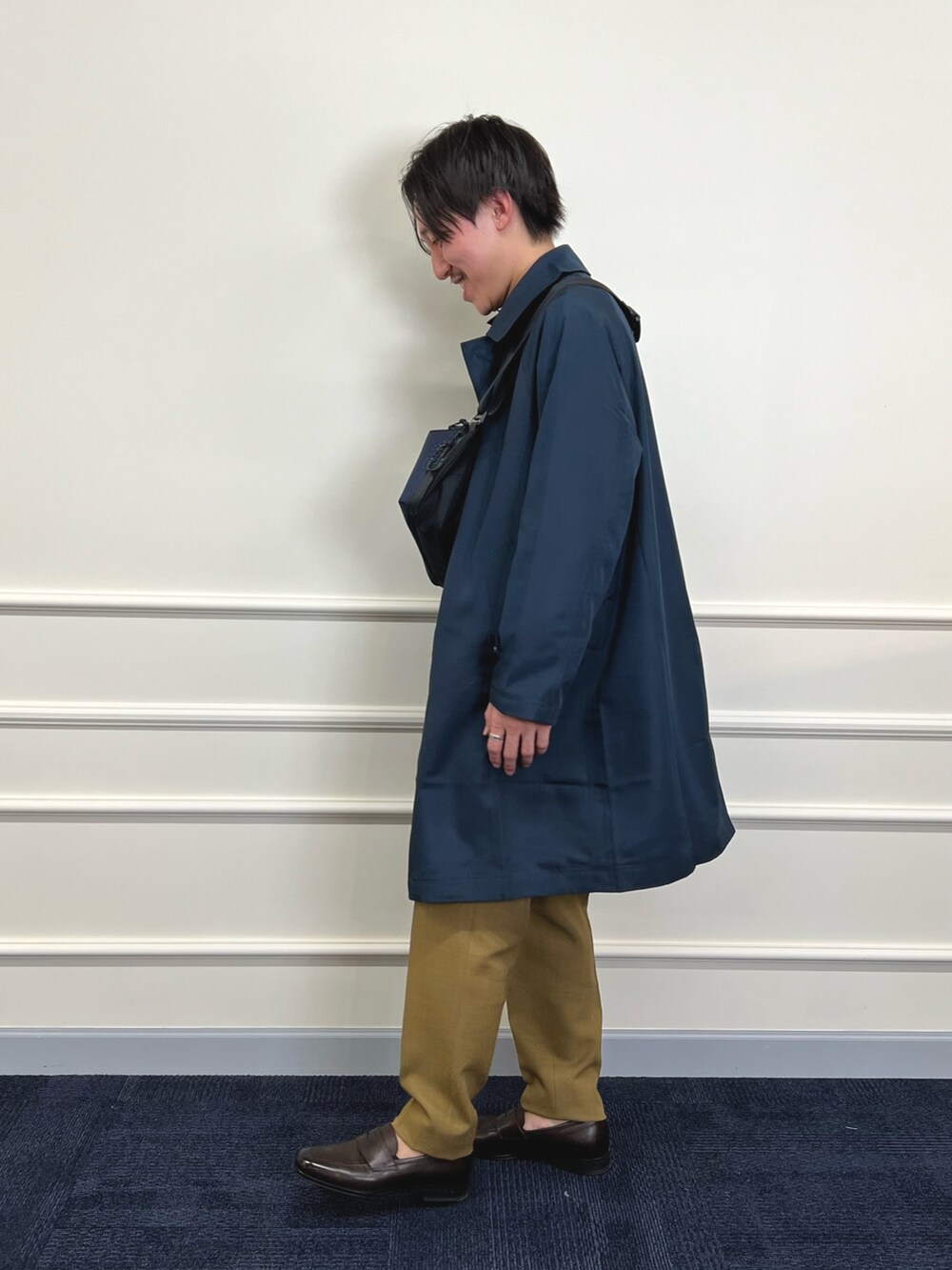 「カラーパンツ、デートコーデ、スポーツミックス、春コーデ、ローファー、春服みてみて、レイヤードスタイル、お出かけコーデ、シンプルコーデ、春アウター、大人カジュアル、カジュアルコーデ、春、春服、ナイロンジャケット」|「TAIONの【TAION/タイオン】《限定展開 / ビジカジ対応》別注NON DOWN BAL COLLAR COAT ステンカラー バルカラーコート(ステンカラーコート、ブルー系)」を使った、nishiokaさん(メンズ・169cm)の春コーディネートの5枚目の写真
