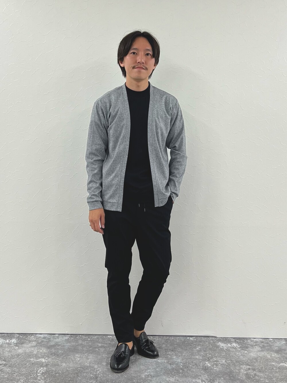グレー系のカーディガン/ボレロ、ブラック系のTシャツ/カットソー、ブラック系のその他パンツを着用したメンズの夏コーディネートの2枚目の写真