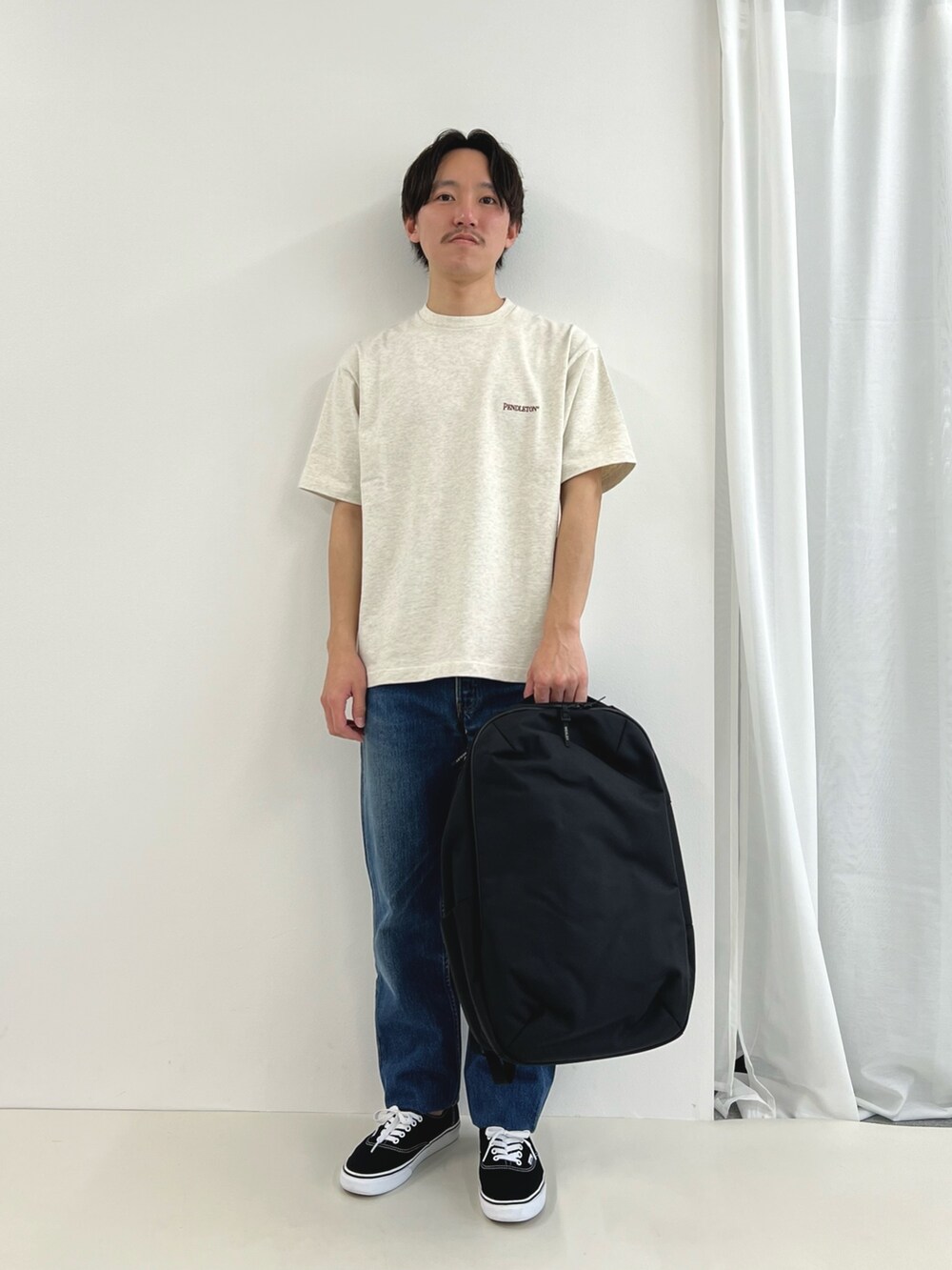 グレー系のTシャツ/カットソー、ブラック系のバックパック/リュックを着用したメンズの春コーディネートの2枚目の写真