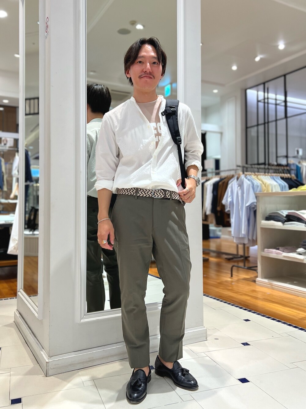 ホワイト系のシャツ/ブラウス、ピンク系のTシャツ/カットソー、グリーン系のチノパンツを着用したメンズの春コーディネートの6枚目の写真