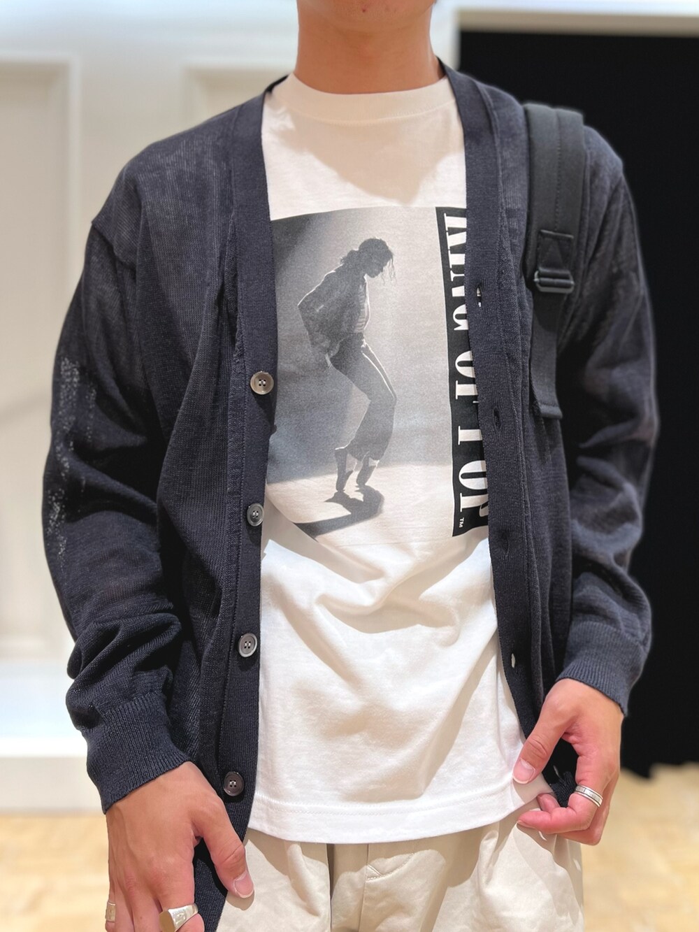 ホワイト系のTシャツ/カットソー、ブルー系のカーディガン/ボレロ、ホワイト系のバックパック/リュックを着用したメンズの春コーディネートの7枚目の写真