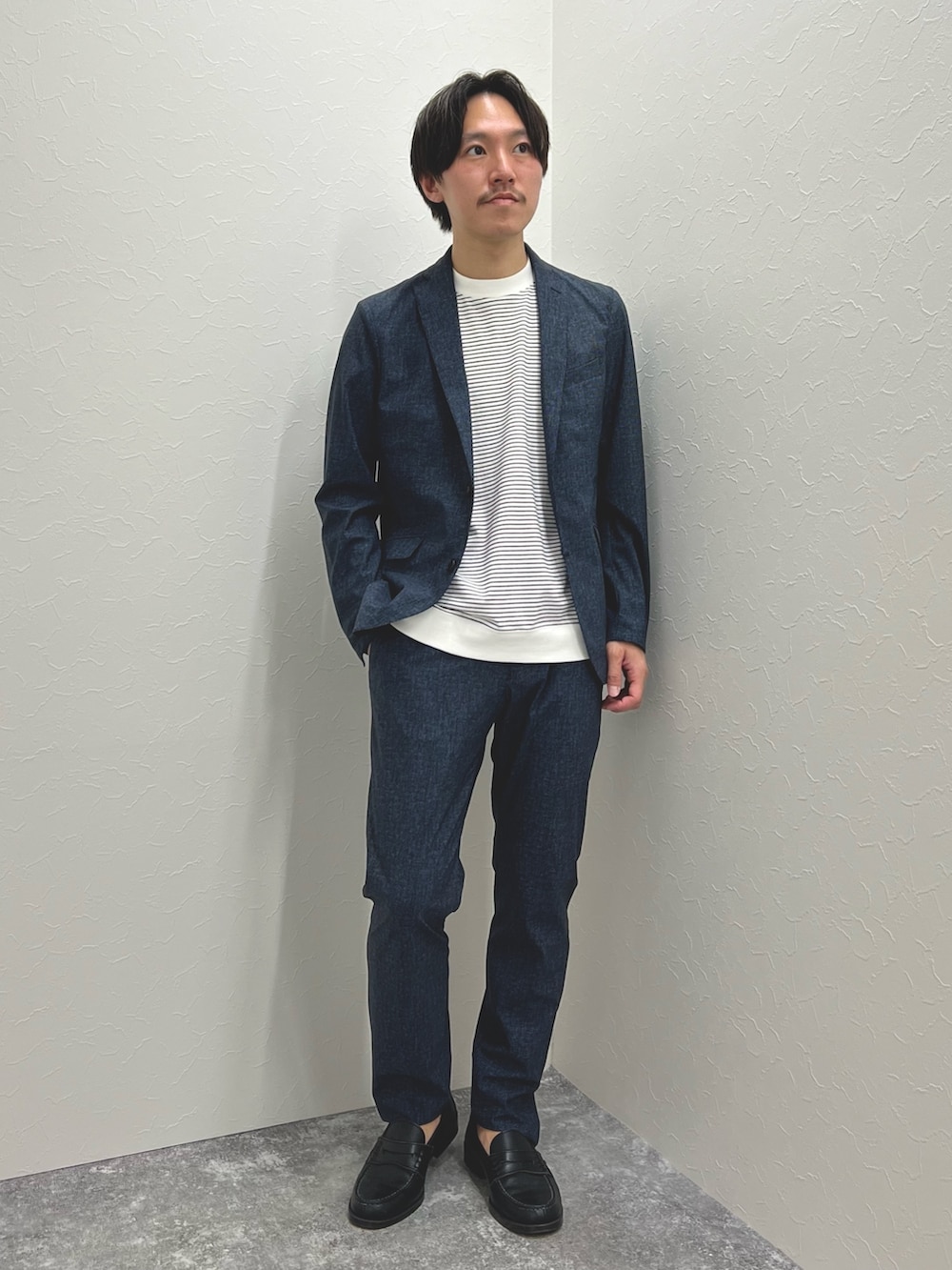 ブルー系のその他パンツ、ホワイト系のTシャツ/カットソー、ブルー系のテーラードジャケットを着用したメンズの春コーディネートの2枚目の写真