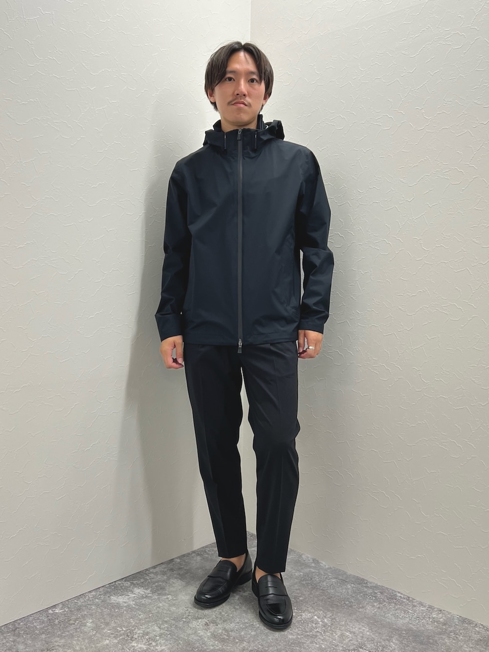 ホワイト系のTシャツ/カットソー、ブラック系のその他パンツ、ブラック系のローファーを着用したメンズの夏コーディネートの4枚目の写真