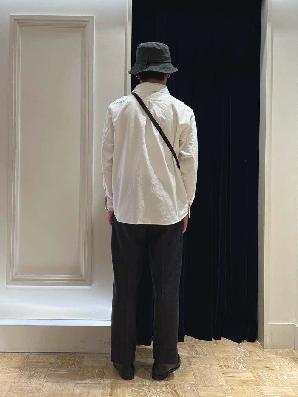 ホワイト系のシャツ/ブラウス、グレー系のショルダーバッグ、グレー系のハットを着用したメンズの春コーディネートの5枚目の写真