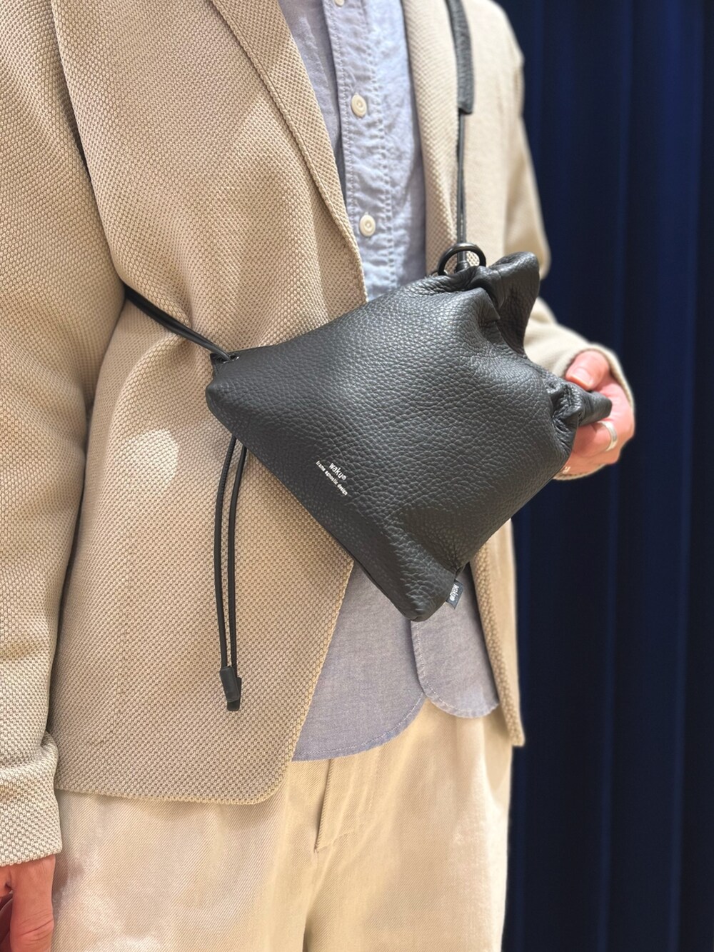 ベージュ系のカーディガン/ボレロ、ブルー系のシャツ/ブラウス、ブラック系のショルダーバッグを着用したメンズの冬コーディネートの5枚目の写真