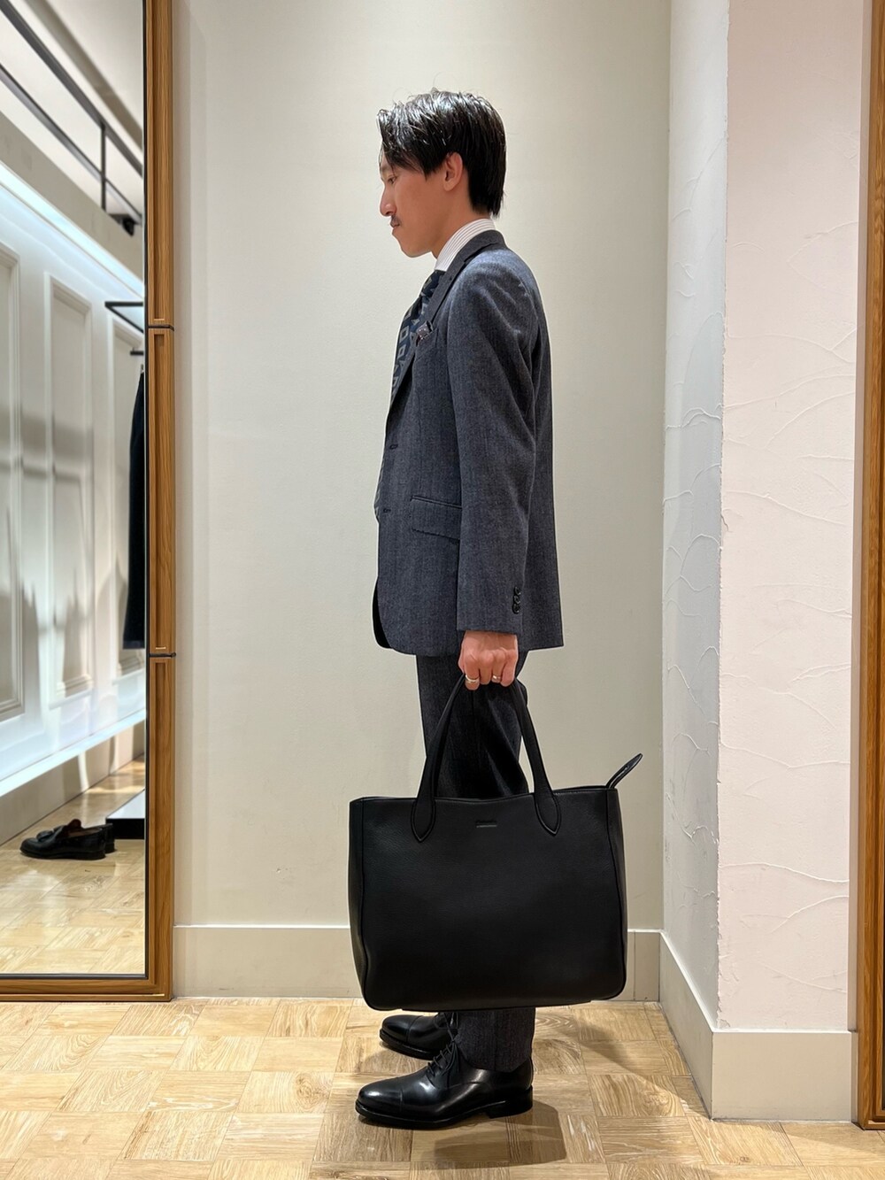 「秋コーデ、メンズコーデ、ジャケットスタイル、スラックス、セットアップ、革靴、スーツスタイル、ファッションを楽しもう、トートバッグ、秋冬コーデ、大人コーデ、キレイめ、いいね、save、フォローお願いします🤑」|「Stutostein Nolley'sのWILLAMSBURG ビジネスレザートートバッグ(トートバッグ、ブラック系)」を使った、nishiokaさん(メンズ・169cm)の秋コーディネートの4枚目の写真