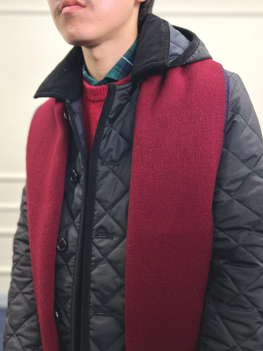 ブラック系のブルゾン、レッド系のニット/セーター、グリーン系のシャツ/ブラウスを着用したメンズの冬コーディネートの7枚目の写真