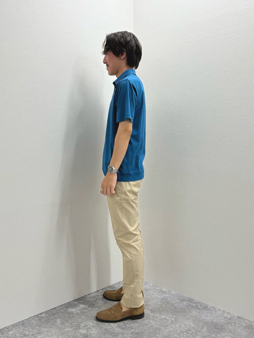 ブルー系のポロシャツ、ベージュ系のチノパンツ、ブルー系のテーラードジャケットを着用したメンズの夏コーディネートの5枚目の写真