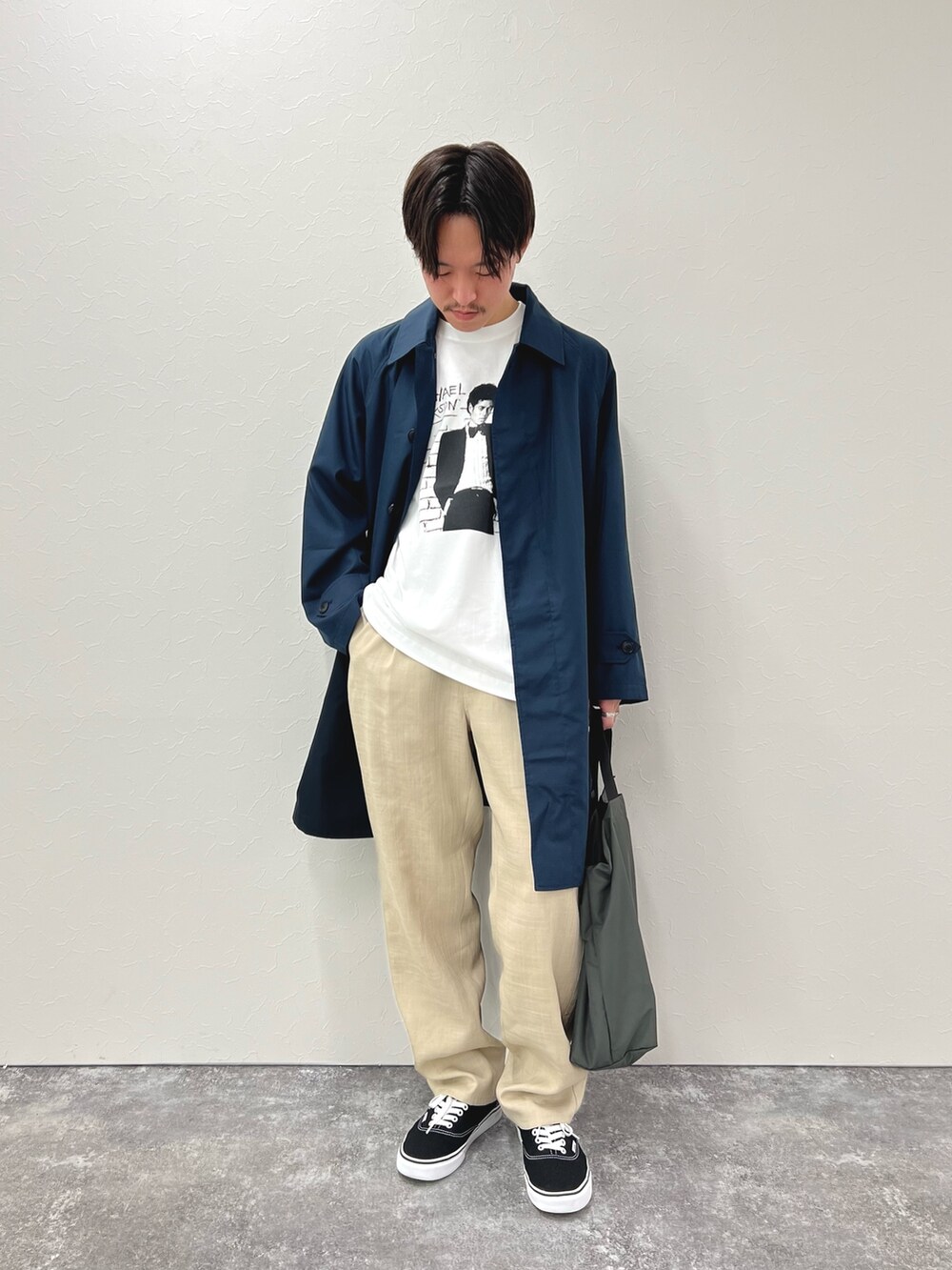 「春コーデ、トートバッグ、春服みてみて、レイヤードスタイル、お出かけコーデ、シンプルコーデ、春アウター、休日スタイル、プリントT、コート、カジュアル、カジュアルコーデ、春、リラックススタイル」｜「TAIONの【TAION/タイオン】《限定展開 / ビジカジ対応》別注NON DOWN BAL COLLAR COAT  ステンカラー バルカラーコート（ステンカラーコート、ブルー系）」を使った、nishiokaさん（メンズ・169cm）の春コーディネートの2枚目の写真