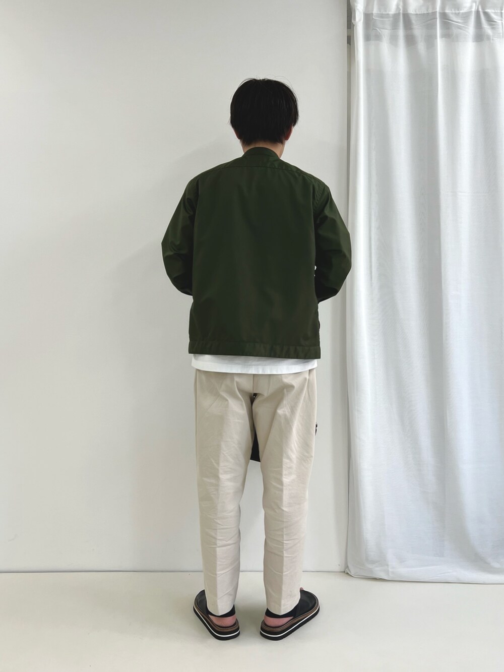 ホワイト系のTシャツ/カットソー、ブラック系のショルダーバッグ、ブラック系のサンダルを着用したメンズの春コーディネートの5枚目の写真