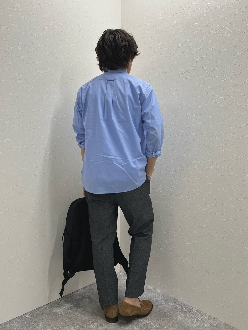 ブルー系のシャツ/ブラウス、ホワイト系のTシャツ/カットソー、グレー系のその他パンツを着用したメンズの春コーディネートの7枚目の写真