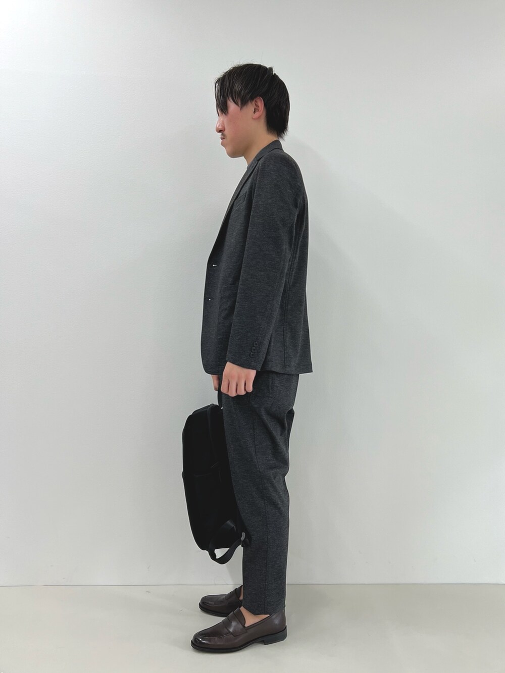 グレー系のテーラードジャケット、グレー系のTシャツ/カットソー、グレー系のその他パンツを着用したメンズの春コーディネートの3枚目の写真