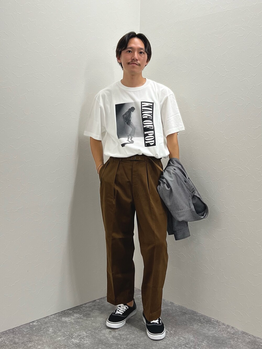 ホワイト系のシャツ/ブラウス、ホワイト系のTシャツ/カットソー、ブラック系のスニーカーを着用したメンズの秋コーディネートの3枚目の写真