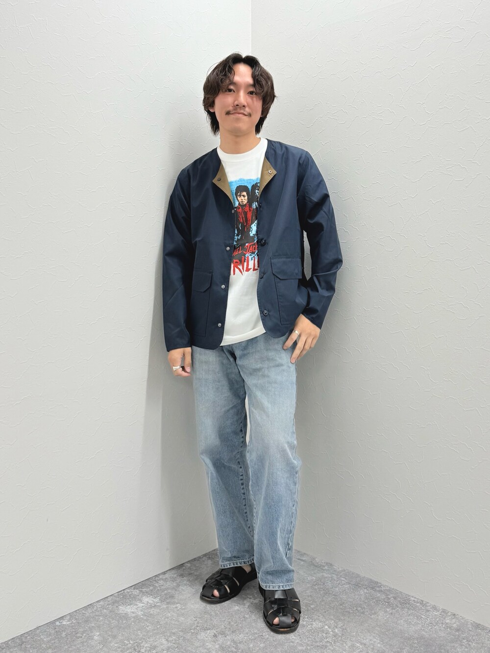 ブルー系のブルゾン、ホワイト系のTシャツ/カットソー、ブラック系のサンダルを着用したメンズの春コーディネートの4枚目の写真