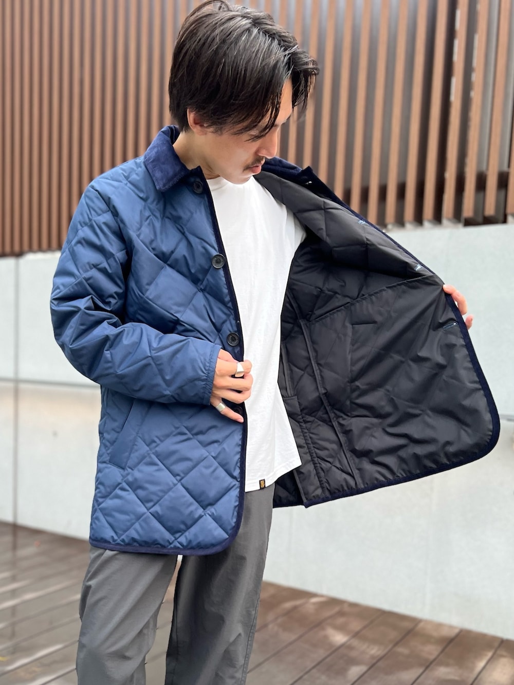 グレー系のその他パンツ、ブルー系のダウンジャケット/コートを着用したメンズの夏コーディネートの5枚目の写真