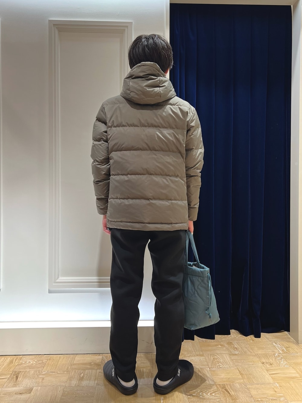 グリーン系のダウンジャケット/コート、ブルー系のシャツ/ブラウス、ブラック系のその他パンツを着用したメンズの秋コーディネートの5枚目の写真