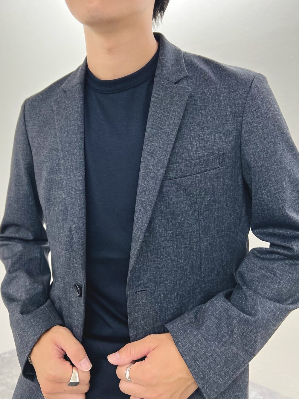 ブルー系のテーラードジャケット、ブルー系のTシャツ/カットソー、ブルー系のその他パンツを着用したメンズの秋コーディネートの8枚目の写真