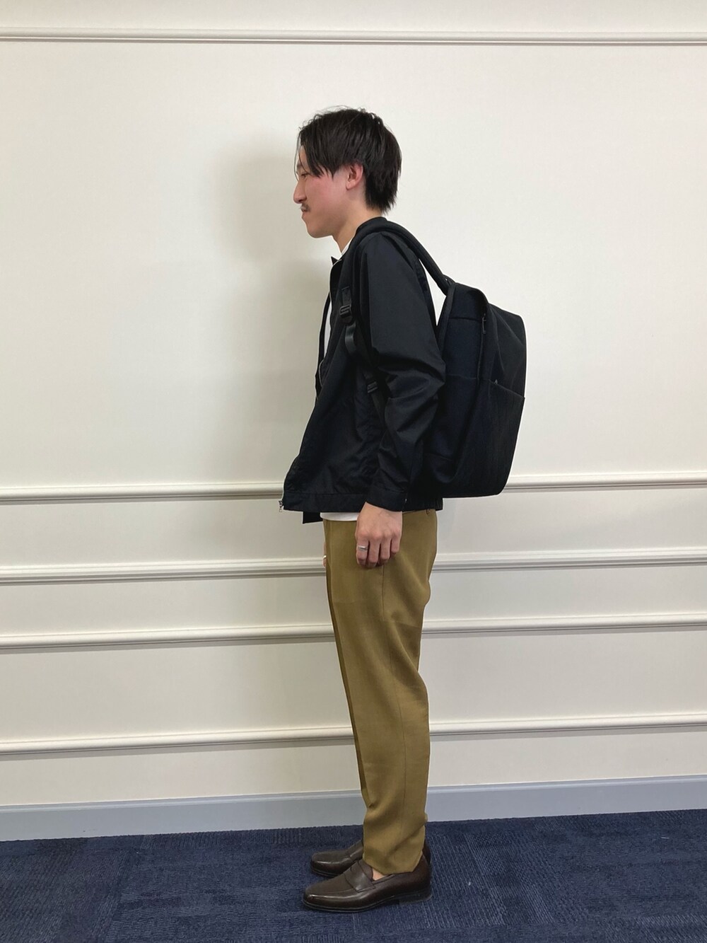 ブラック系のシャツ/ブラウス、ホワイト系のTシャツ/カットソー、ベージュ系のその他パンツを着用したメンズの春コーディネートの5枚目の写真