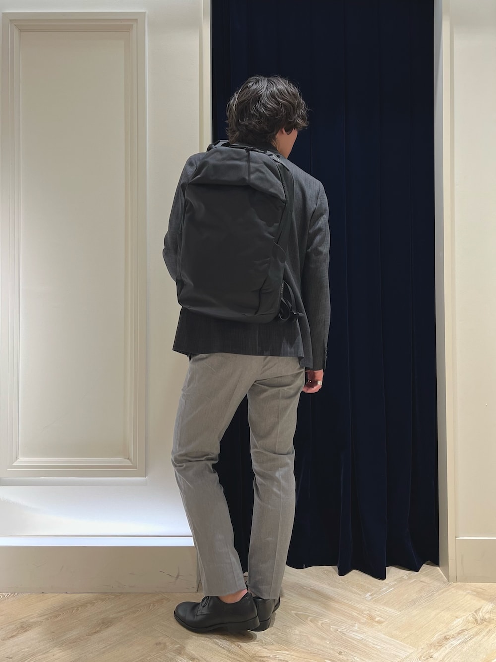 グレー系のテーラードジャケット、ホワイト系のTシャツ/カットソー、グレー系のチノパンツを着用したメンズの春コーディネートの3枚目の写真