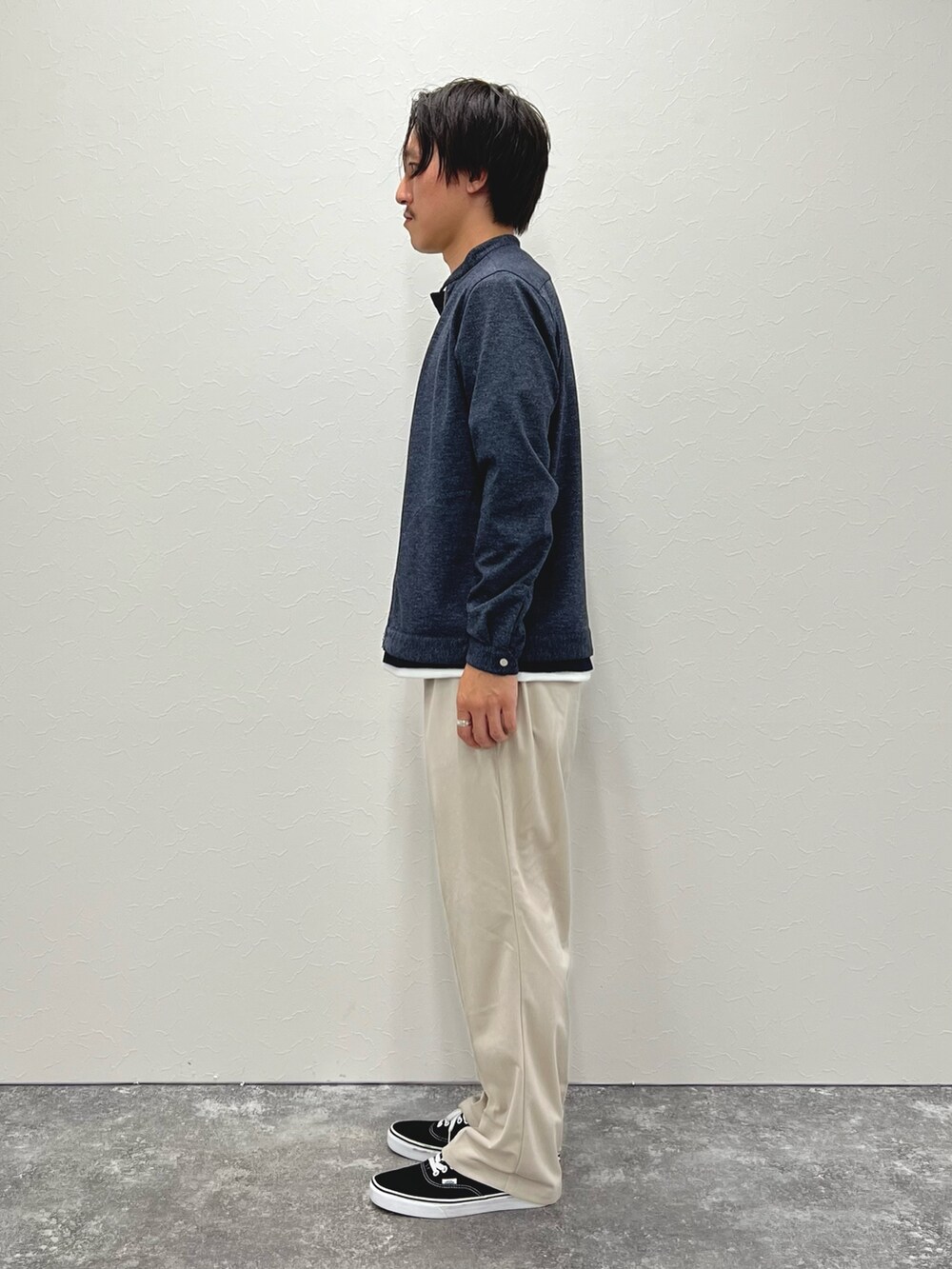 ブルー系のTシャツ/カットソー、ブルー系のブルゾン、ベージュ系のその他パンツを着用したメンズの秋コーディネートの4枚目の写真