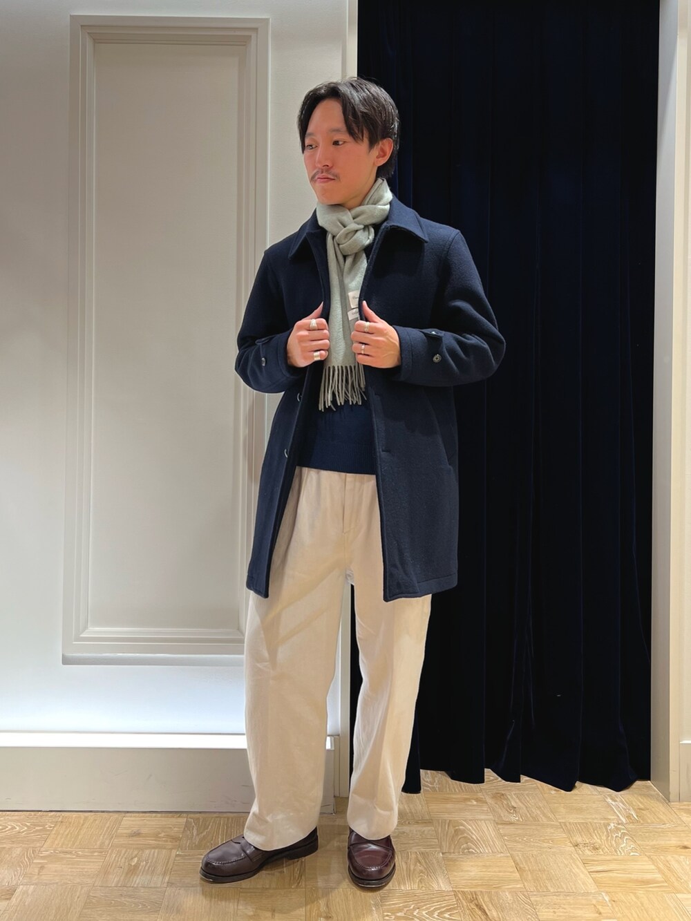 「冬アウター、休日スタイル、クリスマスに着たい服、お出かけコーデ、コート、マフラー、きれいめカジュアル、ニット、シンプル、秋冬、グリーン、カジュアルコーデ、カジュアル、ステンカラーコート、マフラーぐるぐる」｜「NOLLEY'S goodmanの《ビジカジ対応》Super100 メルトン中綿ステンカラーコート（ステンカラーコート、ブルー系）」を使った、nishiokaさん（メンズ・169cm）の冬コーディネートの2枚目の写真