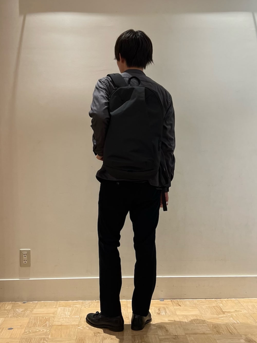 グレー系のシャツ/ブラウス、グレー系のTシャツ/カットソー、ブラック系のその他パンツを着用したメンズの秋コーディネートの5枚目の写真