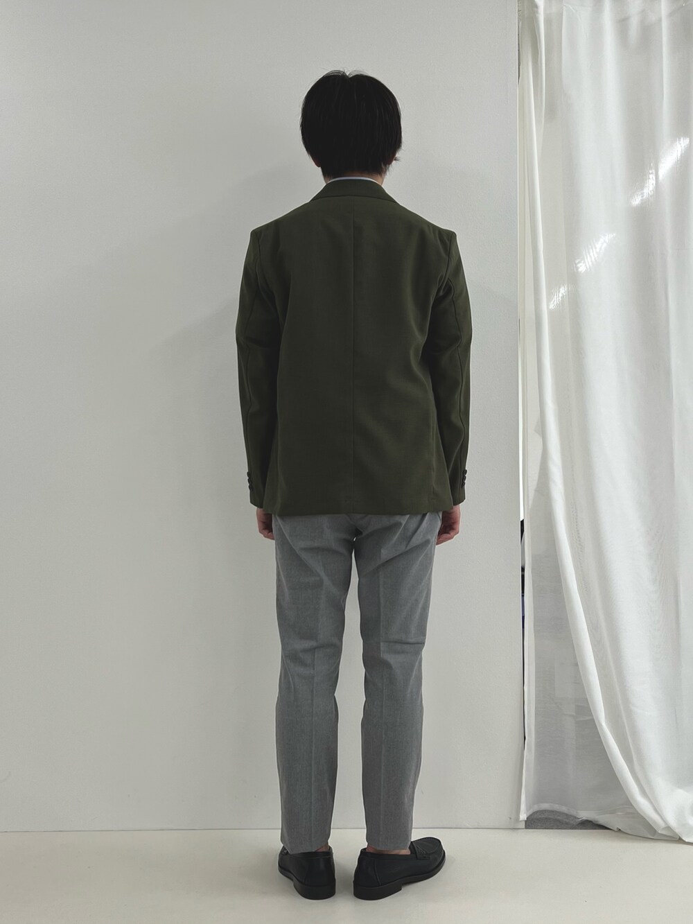 ブルー系のシャツ/ブラウス、グレー系のチノパンツ、グリーン系のテーラードジャケットを着用したメンズの夏コーディネートの6枚目の写真