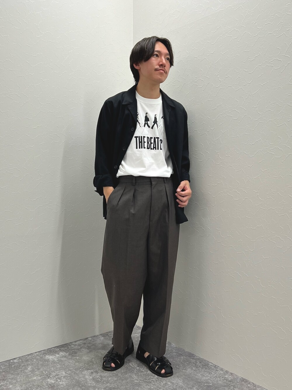 「きれいめカジュアル、春夏コーデ、スラックス、シャツスタイル、休日スタイル、シンプルコーデ、グルカサンダル、カジュアルコーデ、夏コーデ、初夏コーデ、シンプルスタイル、プリントT、ワイドスラックス」｜「NOLLEY’Sの《セットアップ対応》【WORK ABOUT】リネンライク カバーオール（シャツ/ブラウス、ブラック系）」を使った、nishiokaさん（メンズ・169cm）の春コーディネートの2枚目の写真