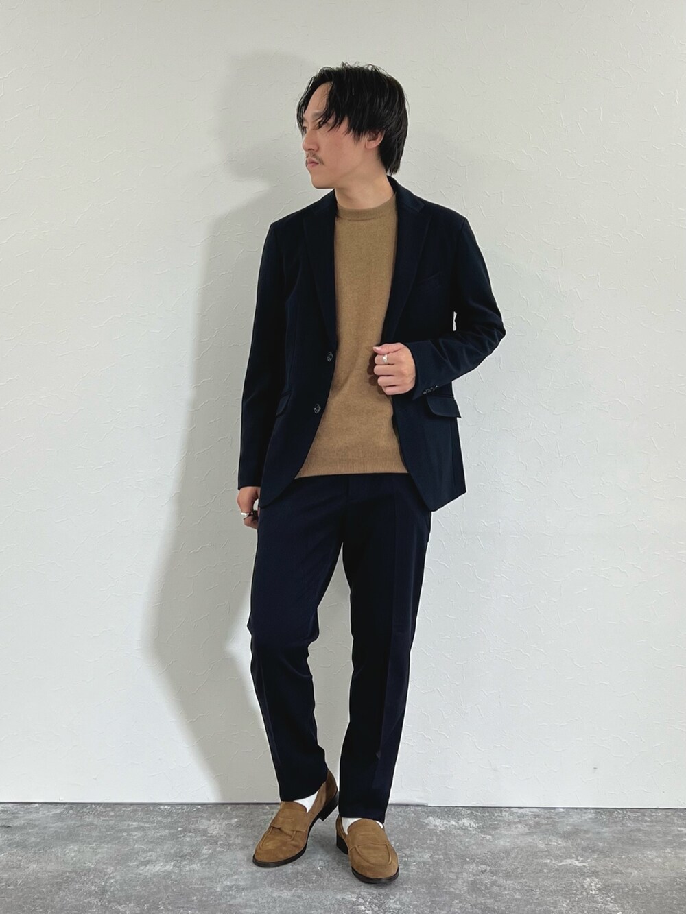 ブルー系のその他パンツ、ベージュ系のニット/セーター、ブルー系のテーラードジャケットを着用したメンズの秋コーディネートの2枚目の写真