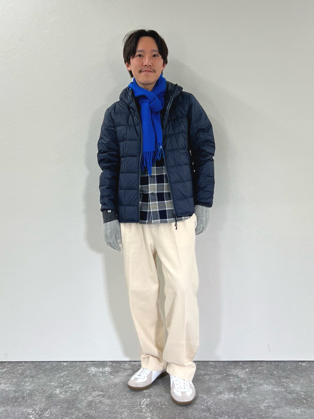 ブルー系のシャツ/ブラウス、ブルー系のダウンジャケット/コート、ブルー系のマフラーを着用したメンズの冬コーディネートの4枚目の写真