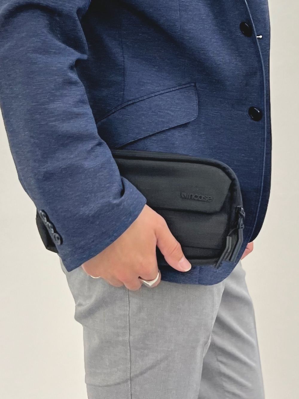 ブルー系のテーラードジャケット、ホワイト系のTシャツ/カットソー、ブラック系のショルダーバッグを着用したメンズの春コーディネートの7枚目の写真