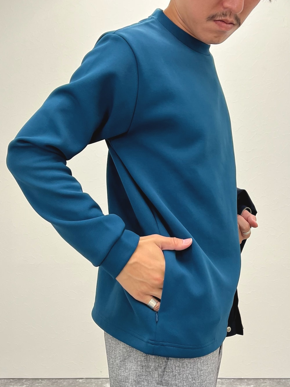 ブルー系のブルゾン、ブルー系のTシャツ/カットソー、グレー系のその他パンツを着用したメンズの秋コーディネートの8枚目の写真