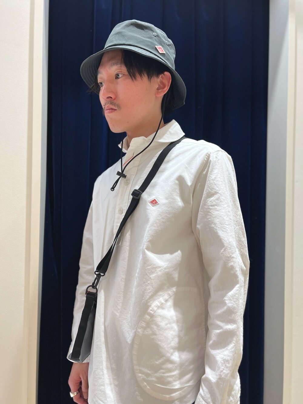 ホワイト系のシャツ/ブラウス、グレー系のショルダーバッグ、グレー系のハットを着用したメンズの春コーディネートの6枚目の写真