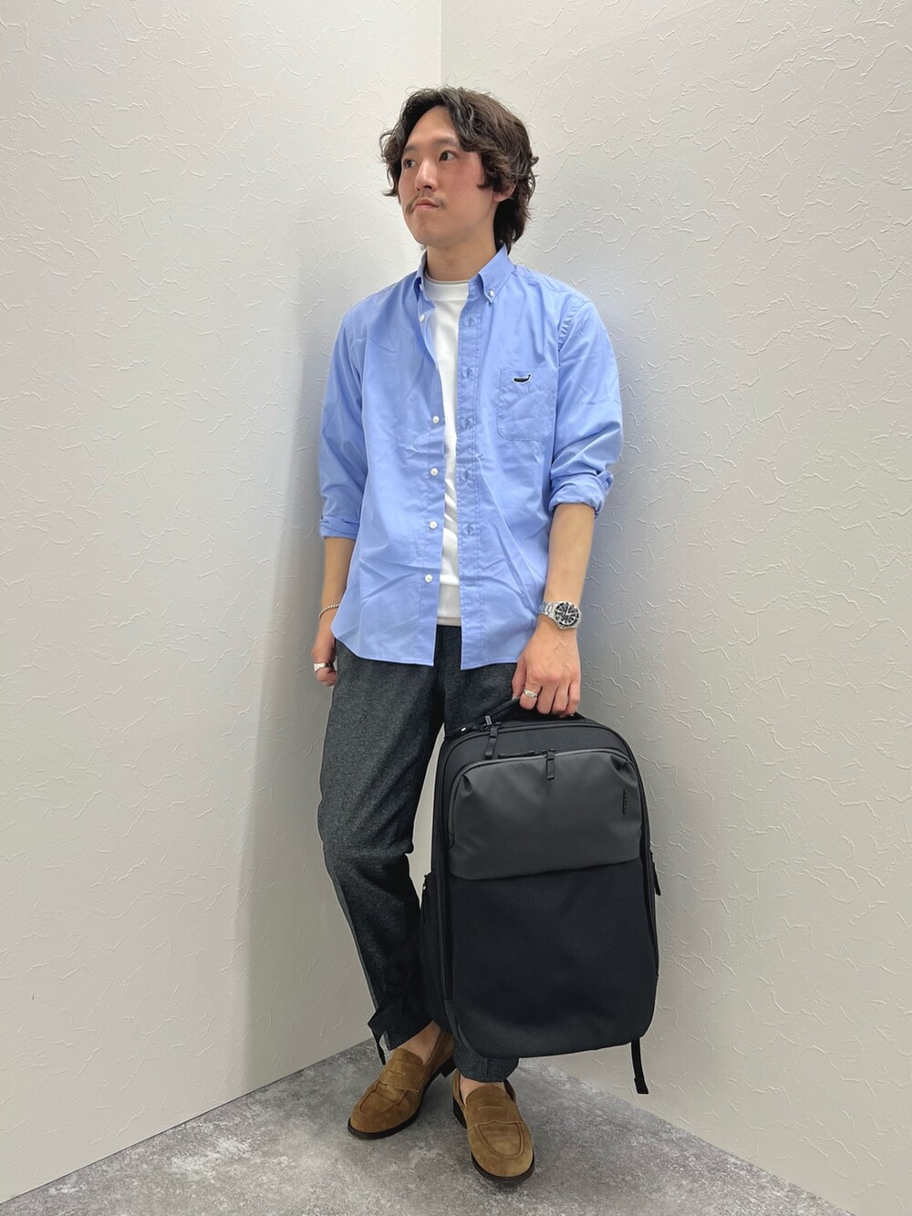 ブルー系のシャツ/ブラウス、ホワイト系のTシャツ/カットソー、グレー系のその他パンツを着用したメンズの春コーディネートの2枚目の写真