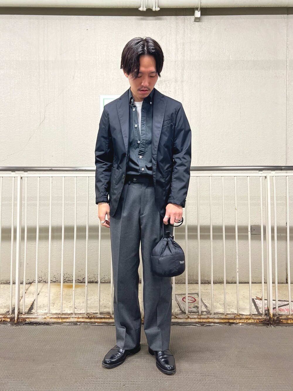 ブラック系のショルダーバッグ、ブラック系のシャツ/ブラウス、ブラック系のテーラードジャケットを着用したメンズの冬コーディネートの2枚目の写真