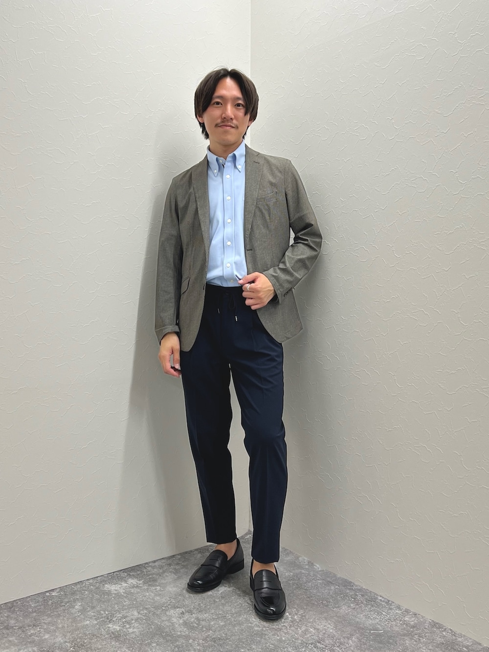 ベージュ系のテーラードジャケット、ブルー系のシャツ/ブラウス、ブルー系のその他パンツを着用したメンズの春コーディネートの2枚目の写真