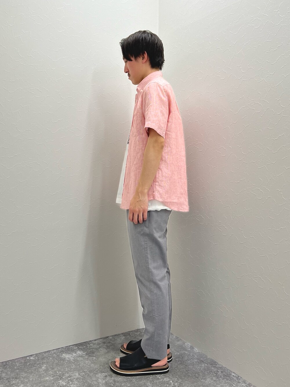 グレー系のチノパンツ、レッド系のシャツ/ブラウス、ホワイト系のTシャツ/カットソーを着用したメンズの夏コーディネートの3枚目の写真
