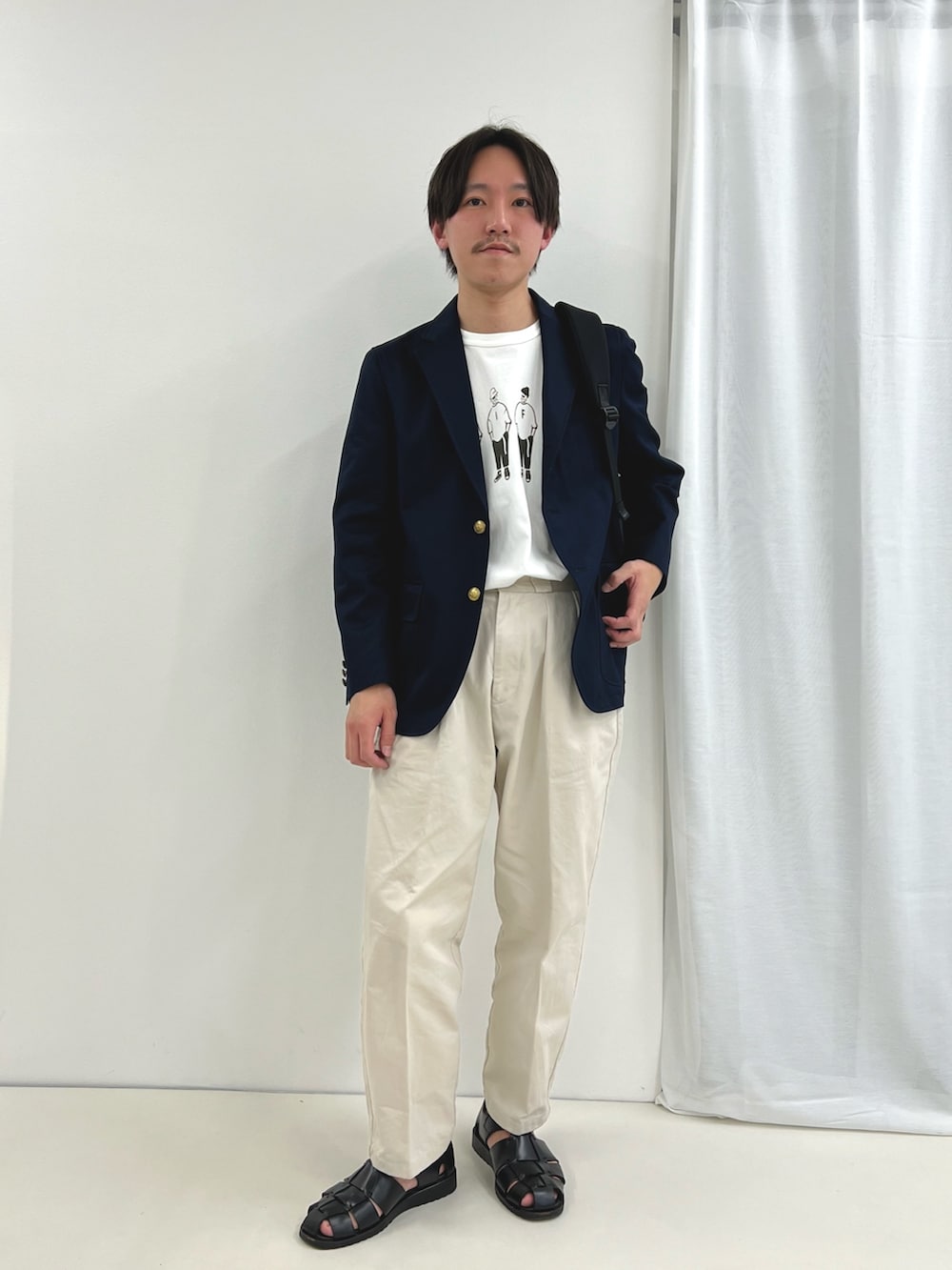 「低身長コーデ、きれいめカジュアル、ロゴT、グルカサンダル、レイヤードスタイル、春夏コーデ、夏コーデ、休日スタイル、ジャケット、カジュアル、シンプルコーデ、バックパック」｜「NOLLEY’Sの【D.C.WHITE/ディーシーホワイト】《ビジカジ対応》WEST POINT BLAZER ウエストポイントブレザー（テーラードジャケット、ブルー系）」を使った、nishiokaさん（メンズ・169cm）の夏コーディネートの2枚目の写真