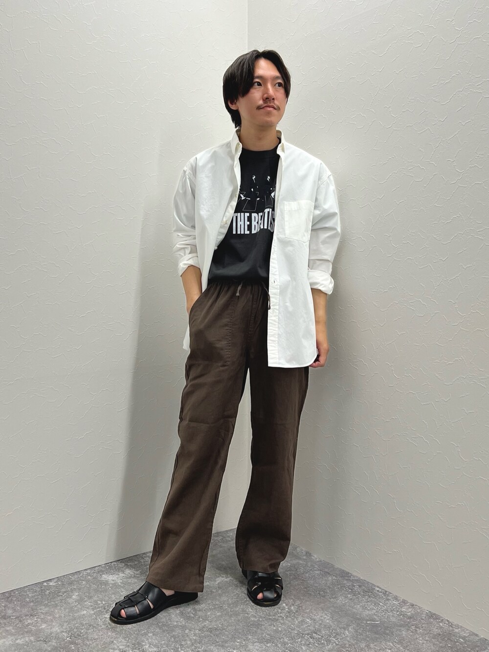 「きれいめカジュアル、春夏コーデ、シャツスタイル、休日スタイル、シンプルコーデ、低身長コーデ、グルカサンダル、リラックススタイル、カジュアル、春コーデ、夏コーデ、バンドT」｜「NOLLEY'S goodmanのピーチブロード リラックスシルエット ボタンダウンシャツ（シャツ/ブラウス、ホワイト系）」を使った、nishiokaさん（メンズ・169cm）の春コーディネートの2枚目の写真
