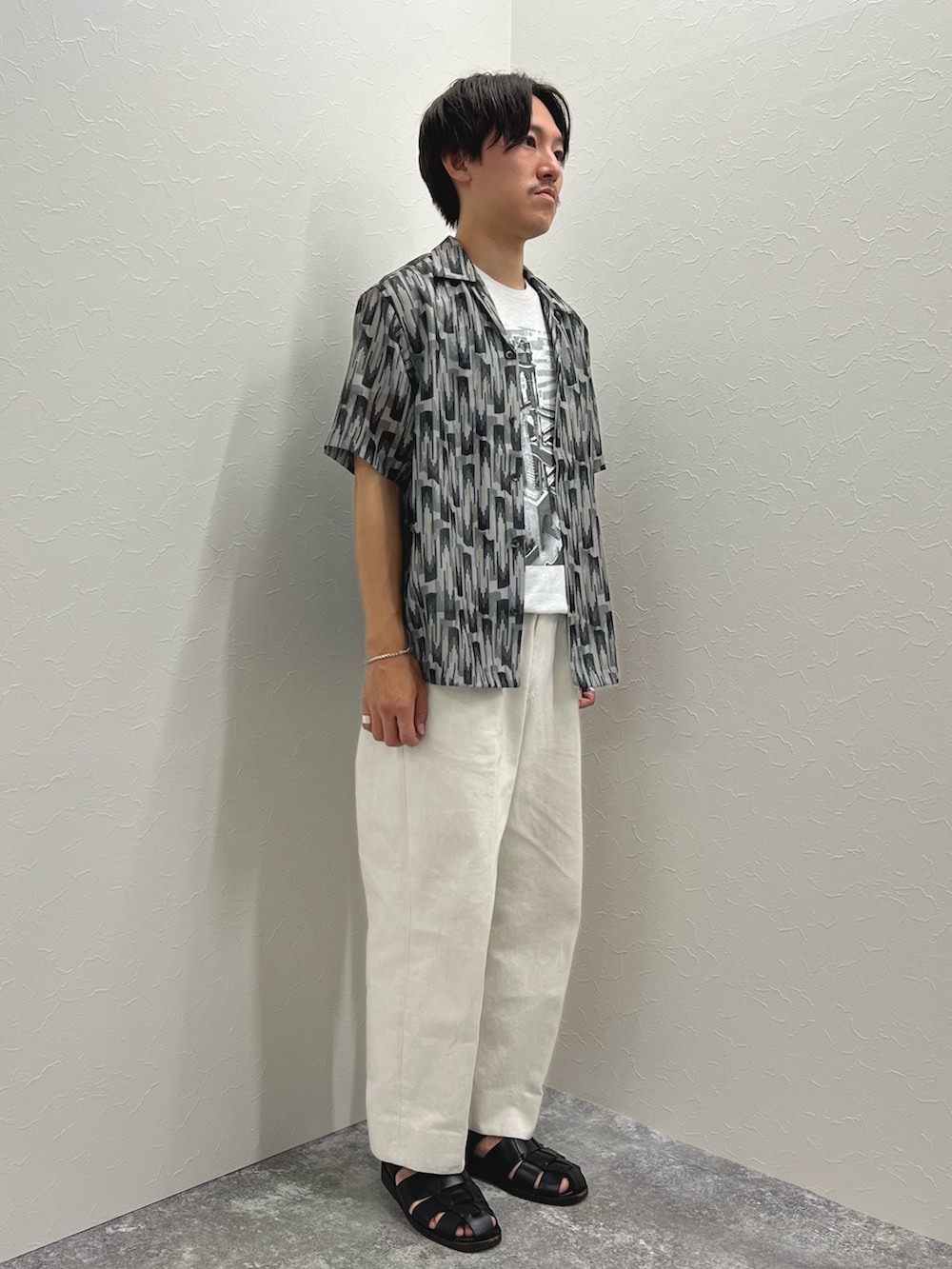 「夏だ！Tシャツ着よう！、夏コーデ、レイヤードスタイル、サンダル、柄シャツ、休日スタイル、Tシャツ、モノトーン、カジュアル、カジュアルコーデ、春夏コーデ、プリントT、グルカサンダル、オープンカラーシャツ、リラックススタイル」｜「NOLLEY’Sの総柄オープンカラーメッシュシャツ（シャツ/ブラウス、グレー系）」を使った、nishiokaさん（メンズ・169cm）の夏コーディネートの3枚目の写真