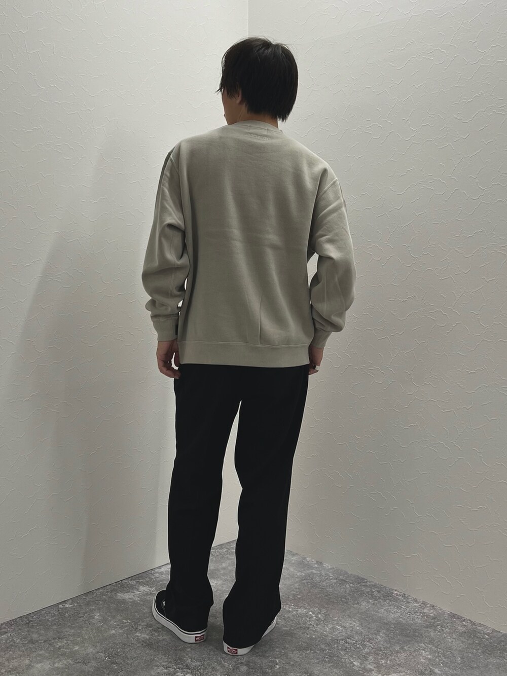 ベージュ系のスウェット、ブラック系のスニーカーを着用したメンズの秋コーディネートの5枚目の写真