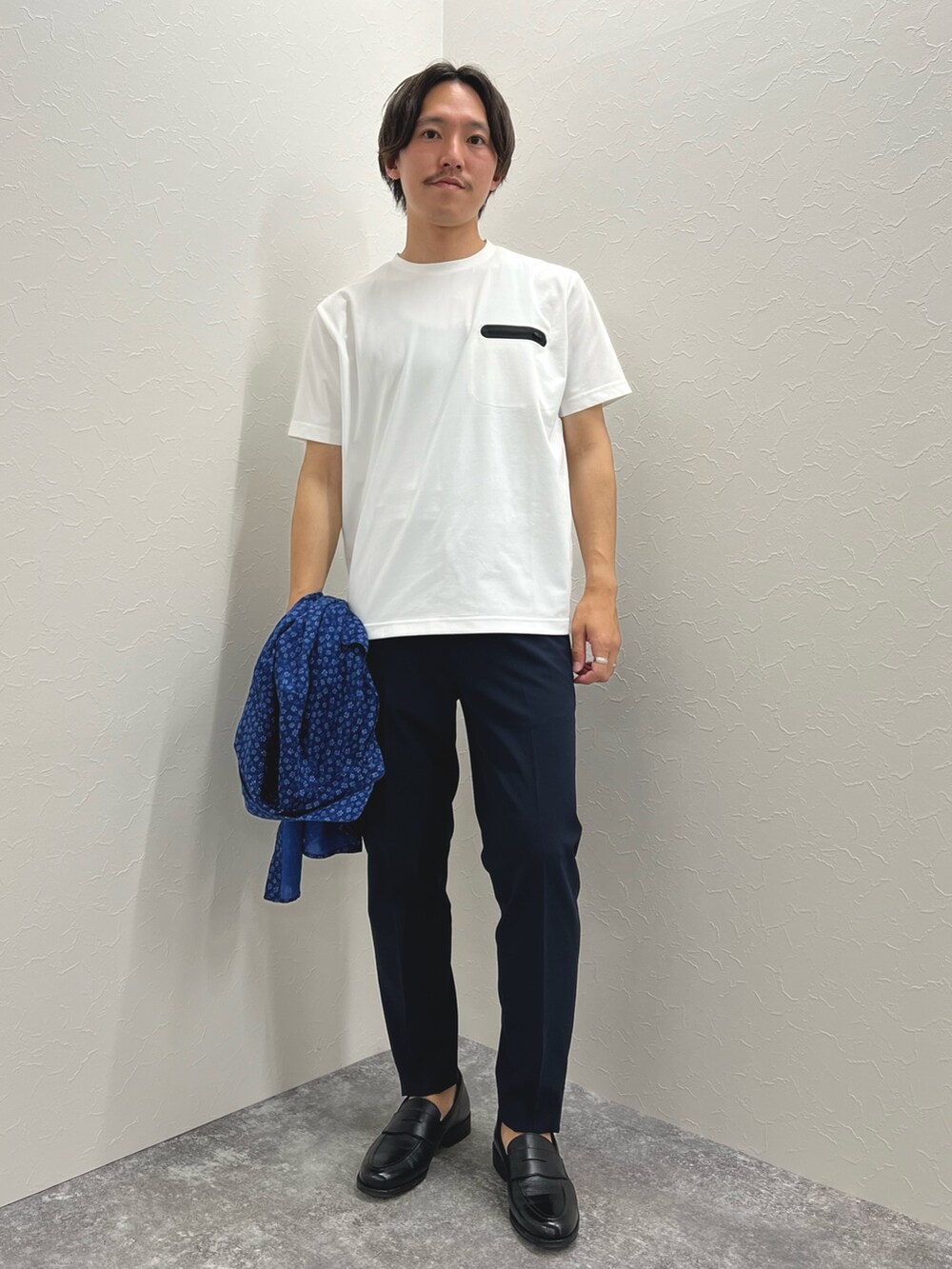 ブルー系のシャツ/ブラウス、ホワイト系のTシャツ/カットソー、ブルー系のその他パンツを着用したメンズの夏コーディネートの2枚目の写真
